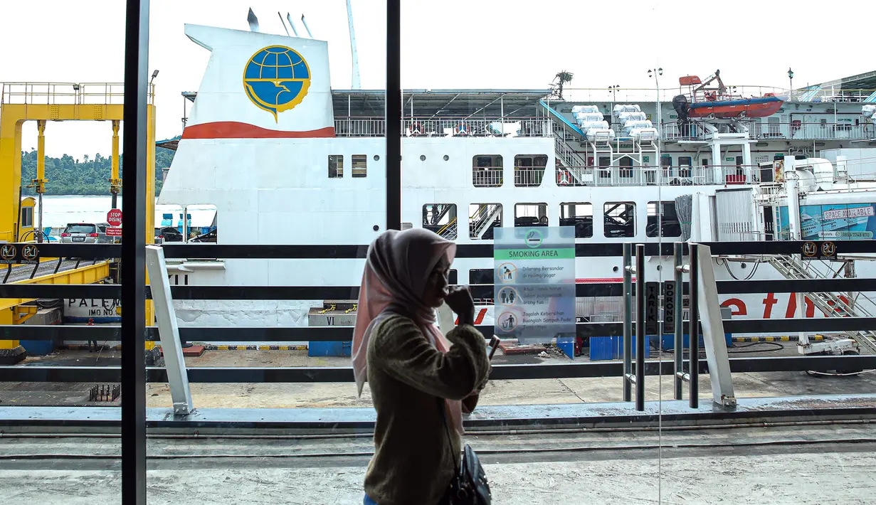 Pemudik berjalan menuju kapal di Pelabuhan Dermaga Eksekutif Merak, Kota Cilegon, Banten, Selasa (18/4/2023).  PT ASDP Indonesia Ferry memperkirakan puncak arus mudik Pelabuhan Merak akan terjadi pada H-3 serta arus balik pada H+7 Lebaran 2023. (Liputan6.com/Faizal Fanani)