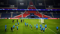Para pemain RB Leipzig melakukan latihan jelang laga Liga Champions di Stadion Parc des Princes, Paris, Selasa (24/11/2020). RB Leipzig akan berhadapn dengan Paris Saint-Germain. (AFP/Frank Fife)