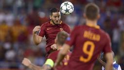1. Kostas Manolas (AS Roma) - Bek andalan AS Roma ini merupakan pemain yang dipertimbangkan untuk menggantikan Bonucci. Pria asal Yunani itu berhasil membuat AS Roma menjadi tim dengan pertahanan terbaik nomor dua di Serie A. (AFP/Filippo Monteforte)