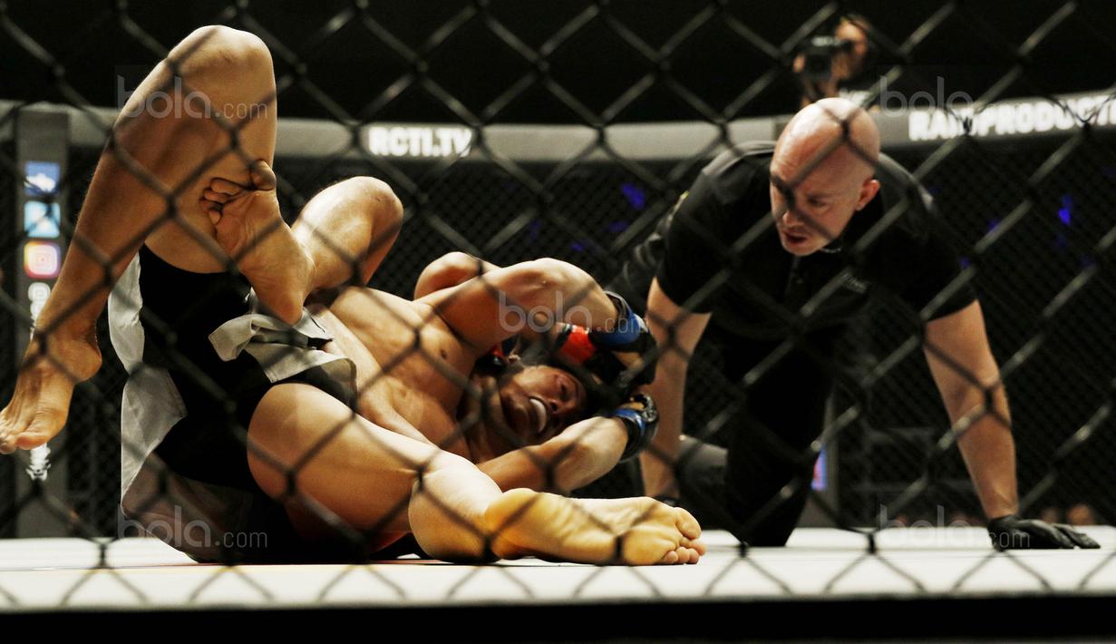 Petarung Indonesia, Stefer Rahardian, saat bertanding melawan petarung Kamboja, Shin Bunsrun, pada One Champhionship di JCC, Senayan, Sabtu (16/9/2017). Stefer hanya memerlukan satu ronde untuk mengalahkan Shin. (Bola.com/M Iqbal Ichsan)