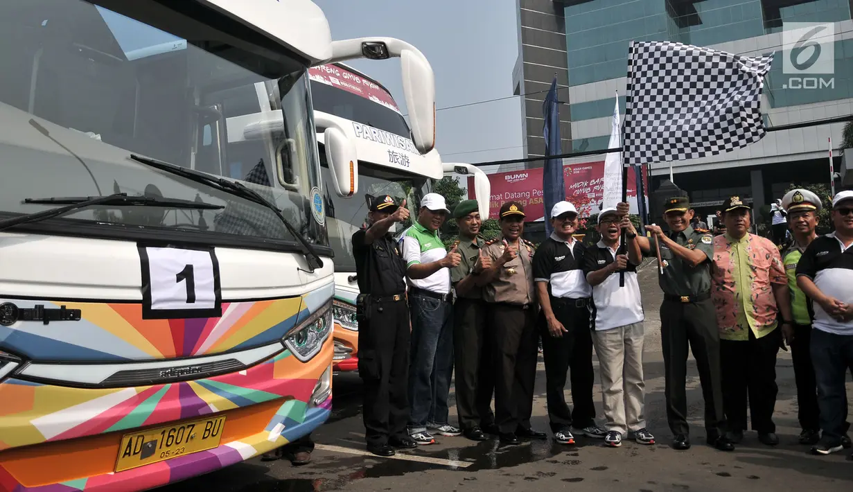Direktur SDM dan Umum PT ASABRI Herman Hidayat didampingi para petinggi PT ASABRI dan pihak kepolisian serta TNI secara simbolis memberangkatkan bus rombongan mudik gratis di depan Kantor PT ASABRI, Jakarta, Minggu (10/6). (Merdeka.com/Iqbal S. Nugroho)