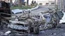 Pemandangan kendaraan hancur setelah penembakan oleh artileri Azerbaijan dekat rumah sakit selama konflik militer dengan Armenia di kota garis depan Martakert, wilayah separatis Nagorno-Karabakh, Senin (19/10/2020). Pertempuran di Nagorno-Karabakh berkecamuk selama lebih dari tiga minggu. (AP Photo)