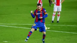Striker Barcelona, Lionel Messi, melakukan selebrasi usai mencetak gol ke gawang Alaves pada laga Liga Spanyol di Stadion Camp Nou, Sabtu (14/2/2021). Barcelona menang dengan skor 5-1. (AP Photo/Joan Monfort)