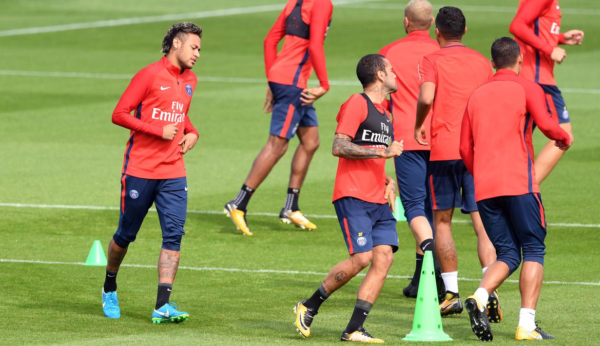 Neymar (kiri) melakukan pemanasan bersama para pemain PSG  pada sesi latihan di Camp des Loges, Paris, (11/8/2017). PSG akan mengawali Liga 1 Prancis melawan Guingamp. (AFP/Alain Jocard)