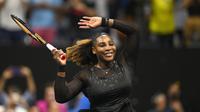 Serena Williams  mengenakan rok tutu dalam pertandingan tenis US Open 2020 dalam pertandingan putaran kedua, mengalahkan petenis nomor dua dunia, Anett Kontaveitt, Rabu, 31 Agustus 2022. (dok. ANGELA WEISS / AFP)