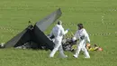 Polisi forensik memeriksa sisa-sisa yang terbakar  salah satu dari dua pesawat U-208 Angkatan Udara Italia yang jatuh di Guidonia, di pinggiran Roma, Selasa (7/3/2023).  Angkatan Udara Italia (ItAF) mengatakan dalam pernyataan resmi bahwa kedua pilot tewas, tetapi tidak ada korban lain yang dilaporkan di darat. (AP Photo/Andrew Medichini)