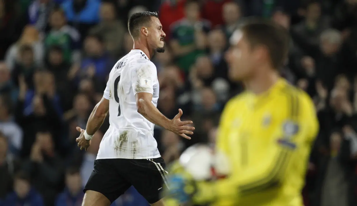 Striker Jerman, Sandro Wagner, melakukan selebrasi usai mencetak gol ke gawang Irlandia Utara pada laga Kualifikasi Piala Dunia 2018 di Stadion Windsor Park, Kamis (5/10/2017). Jerman menang 3-1 atas Irlandia Utara. (AP/Peter Morrison)