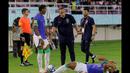 <p>Pelatih Timnas Brasil U-17, Phelipe Leal (tengah) berusaha menenangkan pemainnya setelah terjadi keributan dengan para pemain Ekuador U-17 dalam pertandingan babak 16 Besar Piala Dunia U-17 di Stadion Manahan, Solo, Senin (20/11/2023). (Bola.com/Arief Bagus)</p>