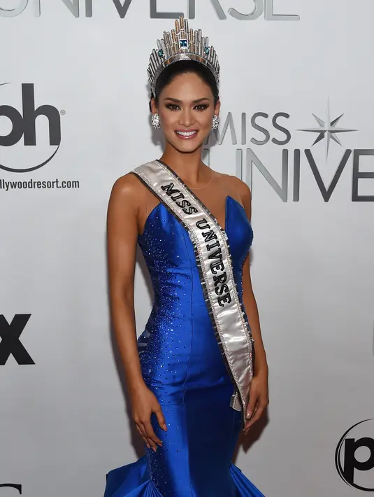 Wanita cantik dengan tubuh indah ini memakai gaun malam berwara biru di malam saat ia dinobatkan menjadi Miss Universe 2015. Mahkota yang menjadi impian setiap wanita ini pun menghiasi kepalanya. (AFP/Bintang.com)