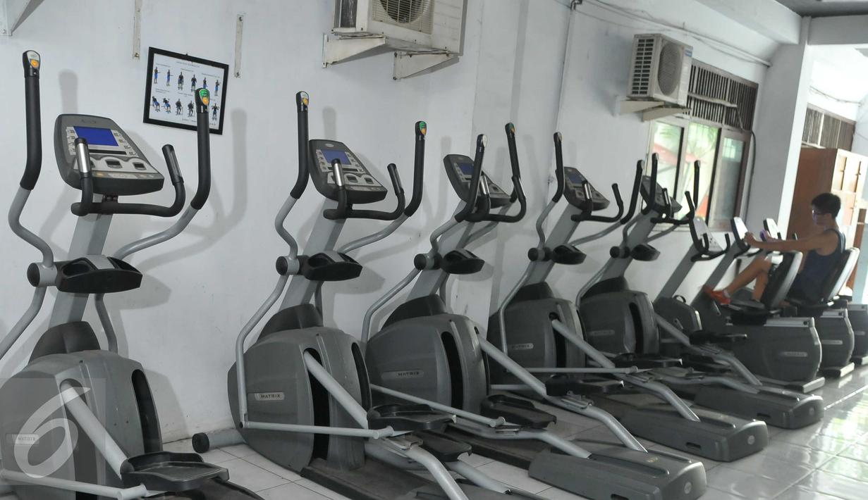 Sejumlah alat fitnes berada di SMA Negeri 2 Tamansari, Jakarta Barat, Kamis (14/4). Alat fitnes tersebut diadakan untuk memfasilitasi siswa saat musim hujan. (Liputan6.com/Gempur M Surya)