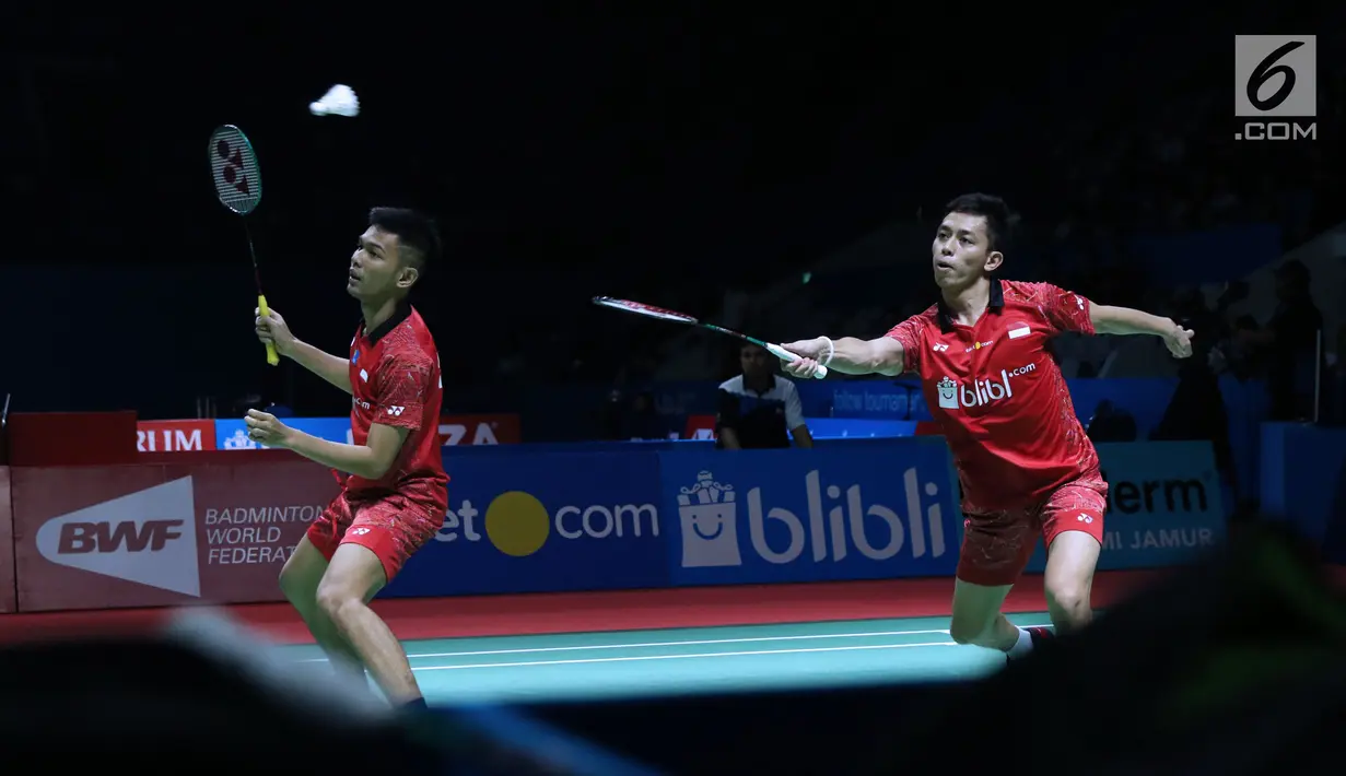 Ganda putra Indonesia, Fajar Alfian/M Rian Ardianto mengembalikan kok ke arah Liu Cheng/Zhang Nan (China) pada 8 besar Indonesia Open 2018, Istora GBK, Jakarta, Jumat (5/7). Fajar/Rian unggul 21-18, 18-21, 25-23. (Liputan6.com/Helmi Fithriansyah)