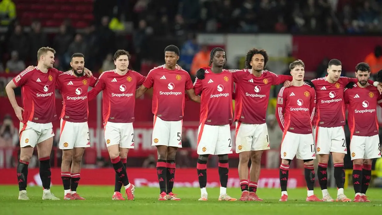 Skuad Manchester United dalam babak adu penalti putaran kelima FA Cup 2024/2025 versus Fulham, Minggu (2/3/2025). (c) AP Photo/Jon Super