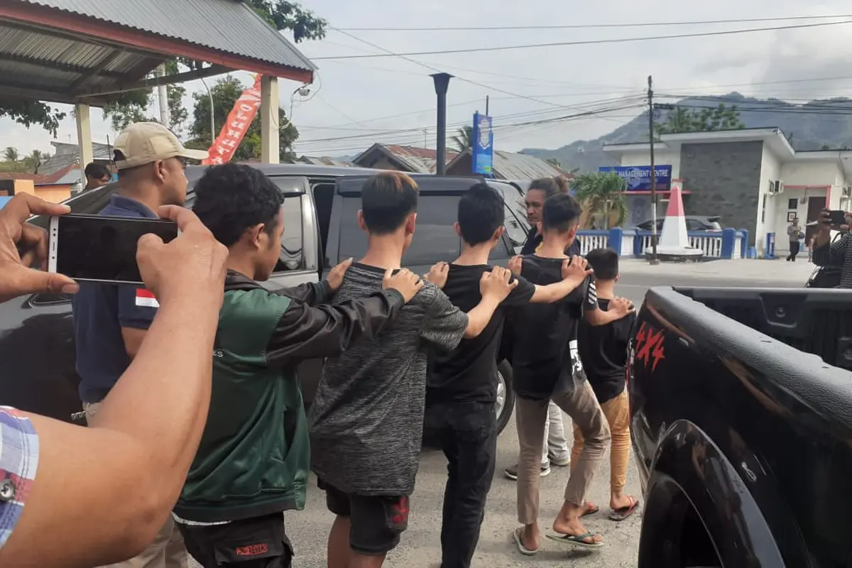 Kepolisian Resor Bone Bolango kembali menangkap enam terduga pelaku panah wayer yang masih berstatus pelajar, Kamis (5/12/2019). (Foto: Liputan6.com/Aceng Mukaram)
