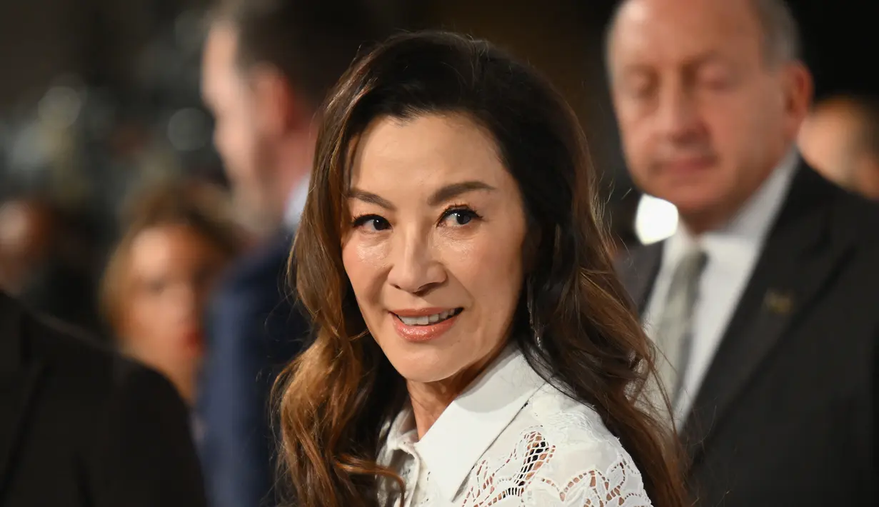 Michelle Yeoh tiba untuk acara National Board of Review Awards Gala di Cipriani 42nd Street di New York City pada 8 Januari 2023. Yeoh mengaku sempat merasa ketakutan jika tidak masuk dalam nominasi Best Actress untuk Oscar 2023. Karena, menurutnya, ia merasa orang lain menaruh harapan padanya terhadap nominasi tersebut. (AFP/Angela Weiss)