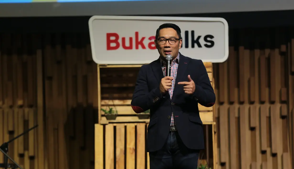 Ridwan Kamil, seorang politisi Indonesia yang tak pernah ketinggalan dengan isu-isu anak muda masa kini. Termasuk soal pernikahan Song Joong Ki  dan Song Hye Kyo pada 31 Oktober 2017 lalu. (Adrian Putra/Bintang.com)