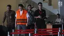 Tersangka anggota DPR Fayakhun Andriadi menuju ruang penyidik untuk menjalani pemeriksaan di gedung KPK, Jakarta (6/4). Fayakhun menjadi tersangka kasus suap pengadaan satelit monitoring di Badan Keamanan Laut (Bakamla). (Merdeka.com/Dwi Narwoko)
