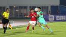 <p>Pemain Timnas Indonesia U-20, Arlyansyah Abdulmanan (kiri) berebut bola dengan pemain Timnas China U-20, He Yiran pada laga persahabatan yang berlangsung di Stadion Madya, Senayan, Jakarta, Jumat (22/03/2024). (Bola.com/Abdul Aziz)</p>