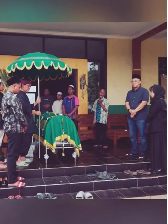 6 Potret Pemakaman Ayah Marshanda di Malang, Sienna Turut Antar Kakek