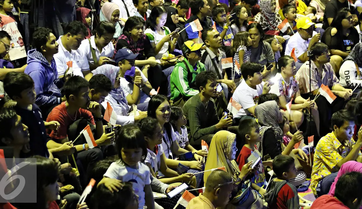 Pengunjung melihat pengibaran bendera merah putih di akuarium utama SeaWorld Ancol, Jakarta, Rabu (17/8). Kegiatan tersebut diadakan dalam rangka memperingati HUT RI ke-71. (Liputan6.com/Immanuel Antonius)