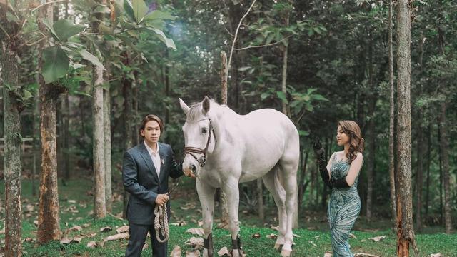 Gaya Pemotretan Jordi Onsu dan Frislly Herlind Bersanding Dengan Kuda. (Sumber: Instagram/fdphotography90)