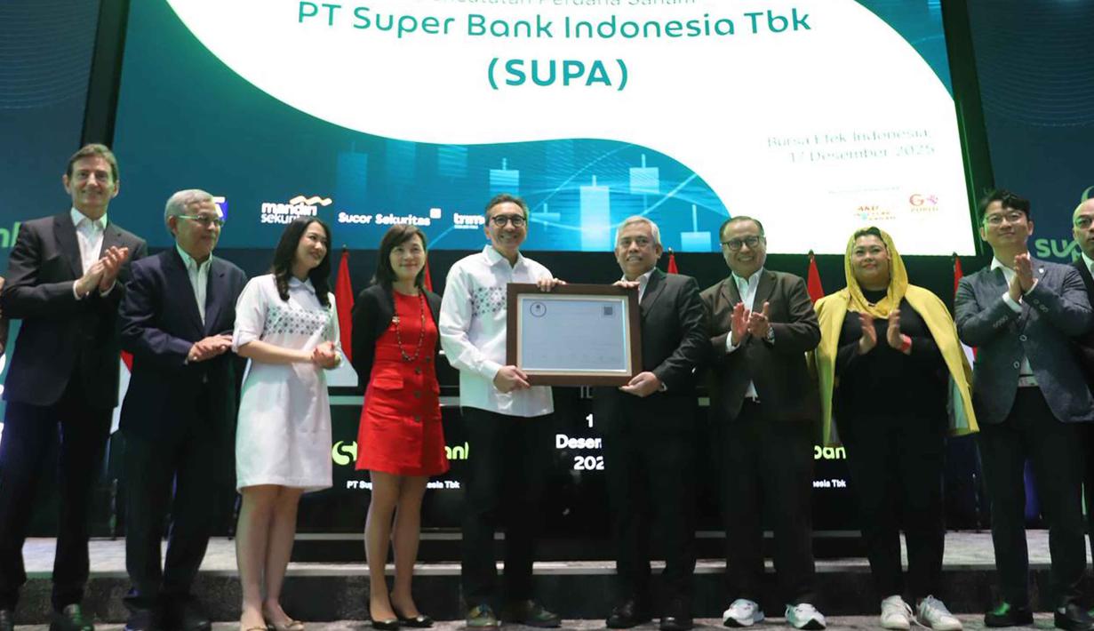 Super Bank siap menghadirkan layanan finansial yang aman serta relevan bagi jutaan masyarakat Indonesia. Tampak dalam foto, Presiden Direktur Superbank, Tigor M. Siahaan (kelima kiri) menerima sertfikat dari Direktur Pengawasan Transaksi dan Kepatuhan Bursa Efek Indonesia (BEI), Kristian Manullang (keempat kanan) saat pencatatan perdana saham PT Super Bank Indonesia Tbk (SUPA) di Bursa Efek Indonesia (BEI), Rabu (17/12/2025). (Kapanlagi.com/Budy Santoso)