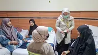Pelaksana Lansia dan Disabilitas (Landis) melakukan pelayanan terhadap jemaah haji Indonesia. (dok. Landis Sektor 5 PPIH Daker Makkah)