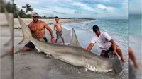 Foto yang menunjukkan Elliot Sudal, pemancing bertubuh atletis, yang berhasil menangkap dua ekor hiu martil (AFP/Eliiot Sudal/Fox News)