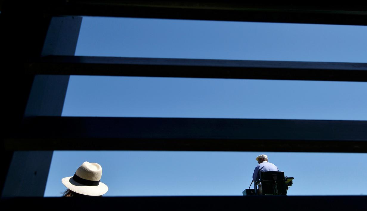 Wasit dan penjaga garis saat bertugas di Court 18 Turnamen tenis Wimbledon di London, Inggris (30/6/2015). (REUTERS/Toby Melville)