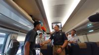 Menteri Koordinator Bidang Infrastruktur dan Pembangunan Kewilayahan, Agus Harimurti Yudhoyono (AHY) meninjau keberangkatan pemudik di Stasiun Pasar Senen, Jakarta, Jumat (28/3/2025). (Dok Kemenko Infra)