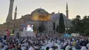 Ratusan jemaah berkumpul untuk melaksanakan salat Idul Adha di luar Hagia Sophia, Istanbul, Turki, Jumat (31/7/2020). Ini merupakan salat Idul Adha pertama di Hagia Sophia setelah dialihfungsikan dari museum menjadi masjid. (AP Photo/Cavit Ozgul)