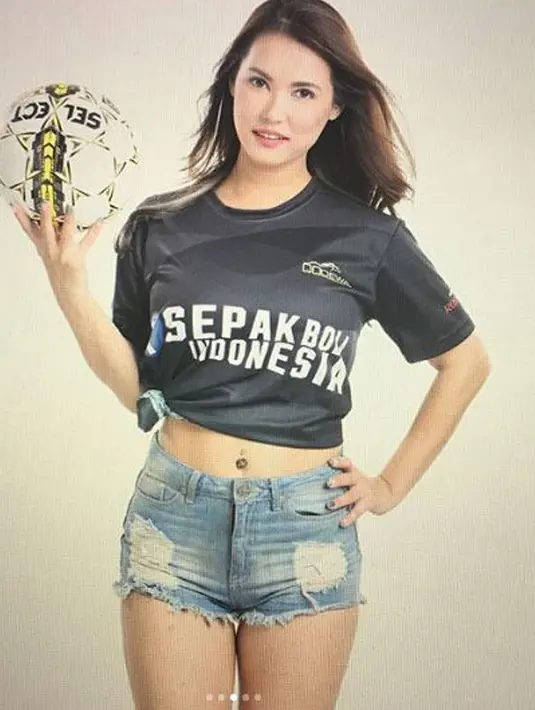 Maria Ozawa atau akrab disapa Miyabi itu tengah mengenakan kaos bertulis Sepak Bola Indonesia sambil memegang bola. Perempuan yang memilih hengkang dari dunia film dewasa tersebut tampak berpose cantik di depan kamera. (instagram.com/maria.ozawa)