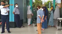 Warga Pekanbaru mendatangi kantor PLN karena tagihan listrik naik drastis. (Liputan6.com/M Syukur)