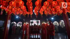 Warga keturunan Tionghoa bersiap melakukan sembahyang saat perayaan Tahun Baru Imlek 2572 di Vihara Dharma Bhakti, Glodok, Jakarta, Jumat (12/2/2021). Perayaan Imlek tahun ini, pengurus vihara melakukan pembatasan pengunjung dan tetap mengikuti protokol kesehatan COVID-19. (merdeka.com/Imam Buhori)