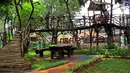 Seorang ayah dan anaknya menaiki rumah pohon di Taman Kebersihan 3, Cengkareng Barat, Jakarta, Rabu (22/1/2020). Taman Kebersihan 3 dilengkapi Rumah Pohon yang memanfaatkan hasil pemangkasan pohon dan tidak menggunakan APBD. (merdeka.com/Magang/Muhammad Fayyadh)