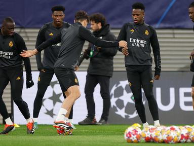 Bus yang mengangkut para pemain Real Madrid mengalami kecelakaan, Senin (12/2/2024) dalam perjalanan menuju Leipzig untuk melakoni laga leg pertama babak 16 besar Liga Champions 2023/2024 yang akan berlangsung pada Rabu (14/2/2024) dini hari WIB. Beruntung tak ada korban jiwa dalam kecelakaan yang melibatkan sebuah mobil toyota putih dengan bus yang membawa skuad Real Madrid seperti Federico Valverde, Vinicius Junior serta beberapa staf kepelatihan termasuk pelatih Carlo Ancelotti. Skuad Real Madrid pun langsung menjalani sesi latihan setelah tiba dengan selamat di kota Leipzig. Seperti apa penampakannya? (AFP/Odd Andersen)