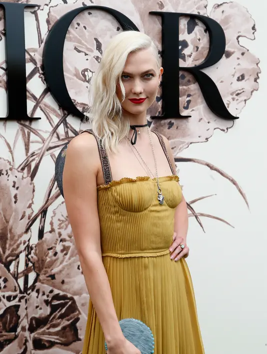 Model Karlie Kloss berpose saat menghadiri peluncuran koleksi terbaru Dior bertajuk Haute Couture Fall/Winter 2017/2018 di Paris, Prancis, (3/7). (AP Photo/Thibault Camus)
