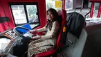 Seorang pramudi bus tingkat wisata TransJakarta mengenakan kebaya saat mengendarai bus tersebut di Jakarta, Jumat (21/4). Dalam rangka Hari Kartini, semua pramudi perempuan bus pariwisata dan Transjakarta mengenakan kebaya. (Liputan6.com/Faizal Fanani)