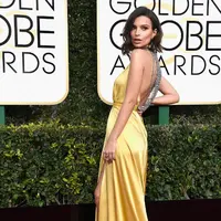 Aktris cantik Emily Ratajkowski, hadir di acara bergengsi itu dengan tampilan yang memukau. Mengenakan gaun panjang berwarna kuning, kecantikan Emily semakin terpancar. Namun ada kejadian memalukan yang tidak disadarinya saat berpose. (AFP/Bintang.com)