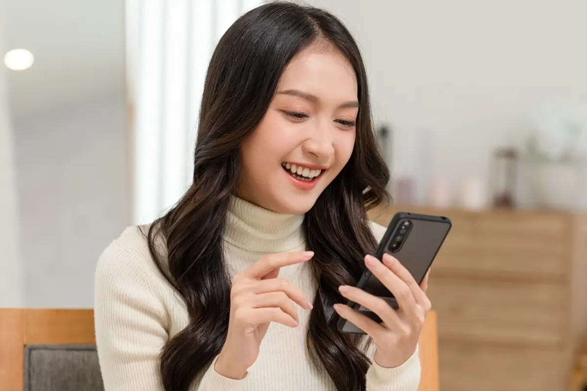 Wanita Pakai Smartphone