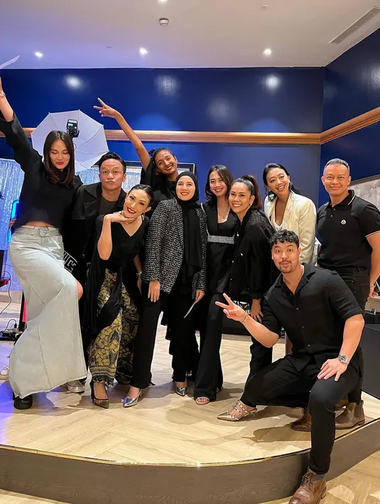 Meski digelar intimate, kemeriahan acara tetap terasa dengan kehadiran teman-teman Paula. Mereka tampil kompak dengan busana bernuansa hitam dan putih. Kolom komentar di Instagram Paula juga banjir ucapan selamat dari netizen dan rekan artis yang tak bisa hadir dalam acara tersebut. (Liputan6.com/IG/@tya_ariestya)