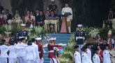 Pasukan Pengibar Bendera berbaris melewati Presiden Republik Indonesia Prabowo Subianto, di bagian atas, selama upacara pengibaran bendera memperingati ulang tahun ke-80 kemerdekaan negara di Istana Merdeka, Jakarta, Minggu 17 Agustus 2025. (AP Photo/Achmad Ibrahim)