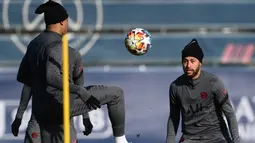 Pemain Paris Saint-Germain (PSG) Kylian Mbappe (kiri) dan Neymar menghadiri sesi latihan di tempat latihan klub Camp des Loges di Saint-Germain-en-Laye pada 14 Februari 2022. PSG akan menjamu Real Madrid pada leg pertama babak 16 besar Liga Champions, Rabu 16 Februari 2022. (FRANCK FIFE/AFP)