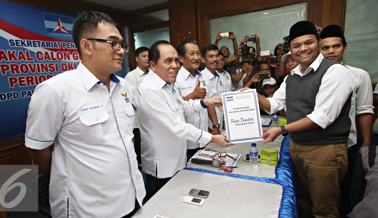 Pengusaha Muhamad Idrus mendaftarkan diri sebagai balon Gubernur DKI Jakarta di Kantor DPD Partai Demokrat DKI Jakarta, Rabu (13/4). Kader PKS tersebut siap maju dalam Pilgub DKI Jakarta 2017 melalui visi dan misinya. (Liputan6.com/Immanuel Antonius)