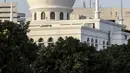 Jemaah melaksanakan salat Idul Adha 1441 H di Masjid Al-Azhar, Jakarta, Jumat (31/7/2020). Pelaksanaan salat Id dilakukan secara berjemaah di masjid atau lapangan dengan menerapkan protokol kesehatan, seperti mengenakan masker dan menjaga jarak. (Liputan6.com/Johan Tallo)