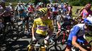 Pembalap UEA Team Emirates sekaligus penyandang Yellow Jersey, Tadej Pogacar sedang menunggu saat regulator balapan menghentikan sementara perlombaan karena demonstrasi perubahan iklim yang menutup rute balapan pada etape ke-10 Tour de France, antara Morzine dan Megeve, di Pegunungan Alpen Prancis, pada 12 Juli 2022. (AFP/Marco Bertorello)