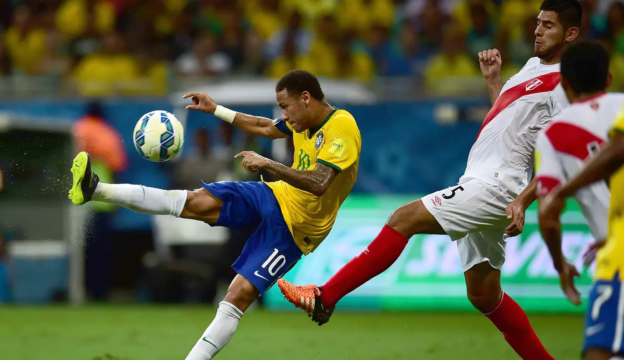 Pemain Brasil, Neymar, berusaha menendang bola ke arah gawang Peru dalam Kualifikasi Piala Dunia 2018 di Stadion Arena Ponte Nova, Salvador, Brasil, Rabu (18/11/2015) pagi WIB. (AFP Photo/Christophe Simon)