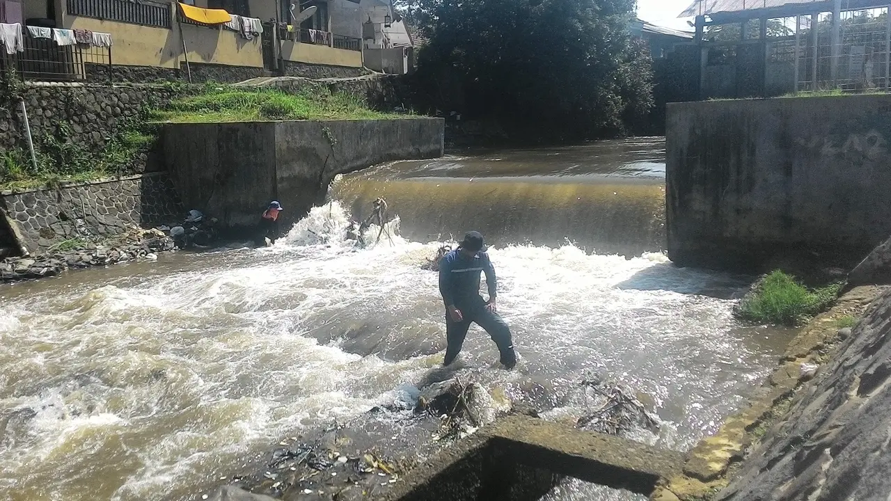 20151109-hujan-bogor-katulampa sampah