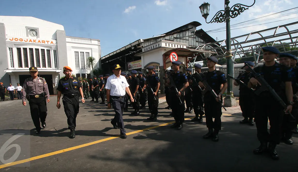 Executive Vice President DAOP VI, Hendy Helmy meninjau  pasukan angkutan Lebaran 2016 di Stasiun Tugu Yogyakarta, Jumat (24/6). Apel siaga diselenggarakan menyambut arus mudik dengan menggunakan moda transportasi kereta api. (Liputan6.com/Boy Harjanto)