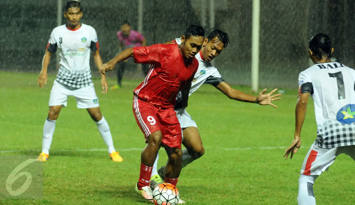 Pemain belakang DKI Jakarta, Ahmad Ihwan mencoba menembus pertahanan Bali saat berlaga di penyisihan Grup A PON XIX di Stadion Pakansari, Bogor, Rabu (14/9/2016). DKI Jakarta dan Bali bermain imbang 1-1. (Liputan6.com/Helmi Fithriansyah) 
