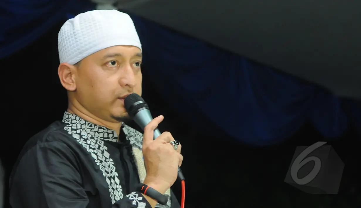 Ustad Zaki Mirza menyampaikan tausiah di acara tahlilan tujuh hari kematian Olga Syahputra di kawasan Duren Sawit, Jakarta, Jumat (3/4/2015). (Liputan6.com/Herman Zakharia)